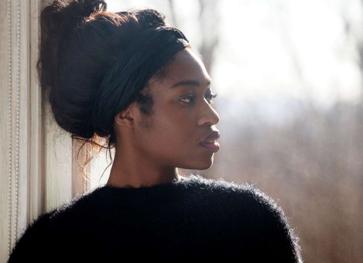 Une image sur une page Web concernant le site Web sur la santé mentale de Jeunesse, J'écoute d’une jeune personne regardant par la fenêtre