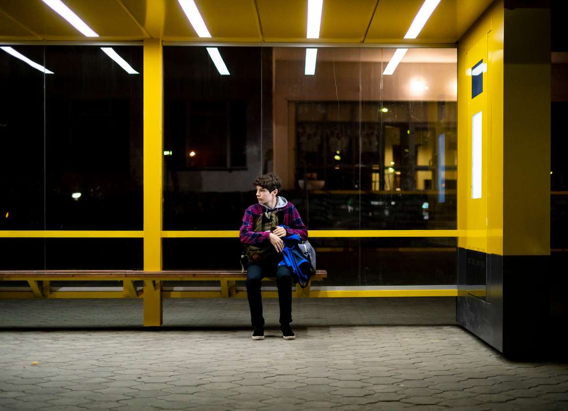 Une image sur une page Web concernant le site Web sur la santé mentale de Jeunesse, J'écoute d’une jeune personne assise sur un banc